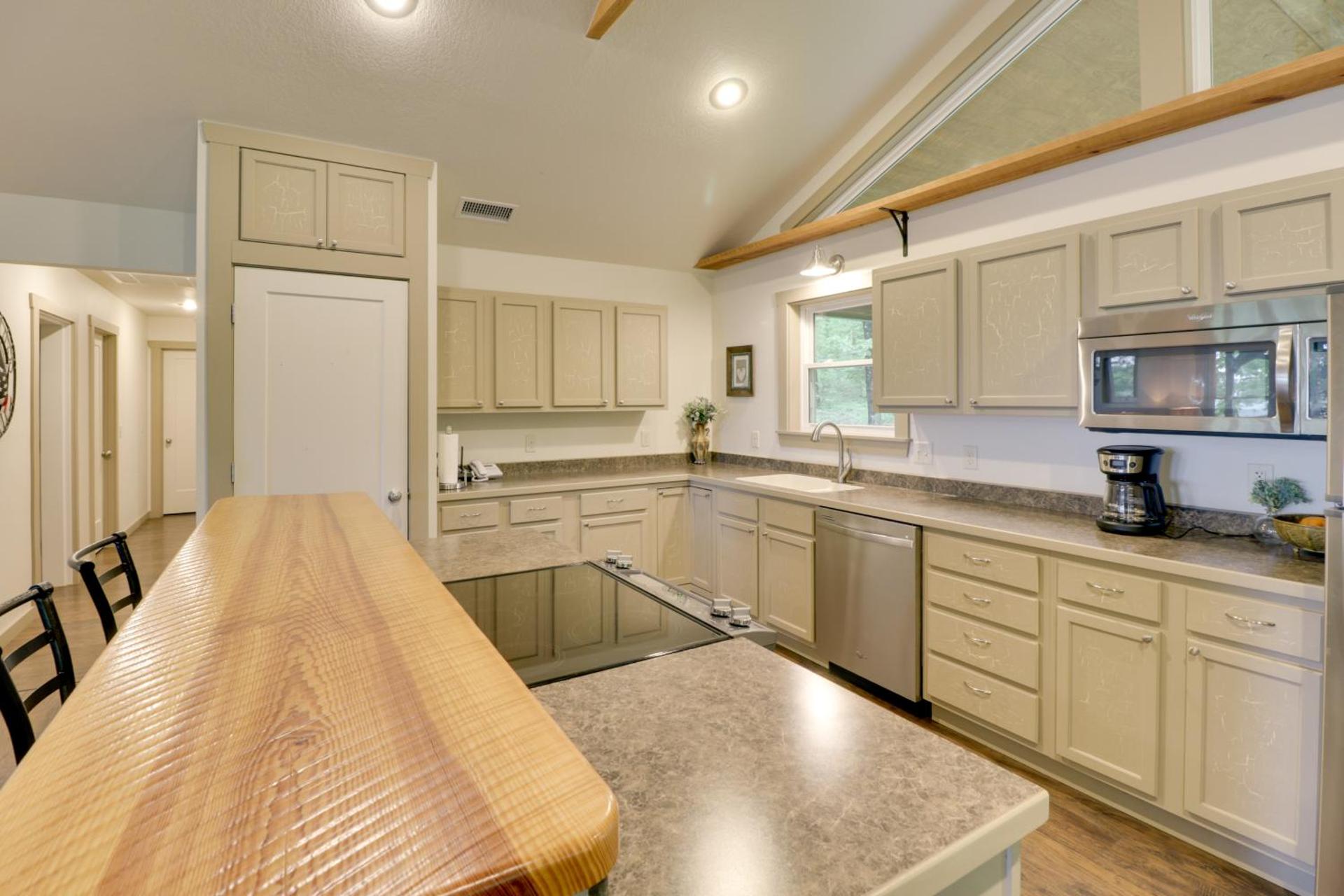 Bullfrog Bluff Mountain View Cabin with Deck!