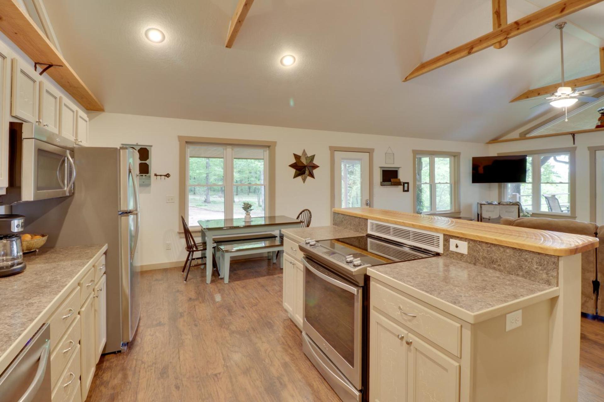 Bullfrog Bluff Mountain View Cabin with Deck!