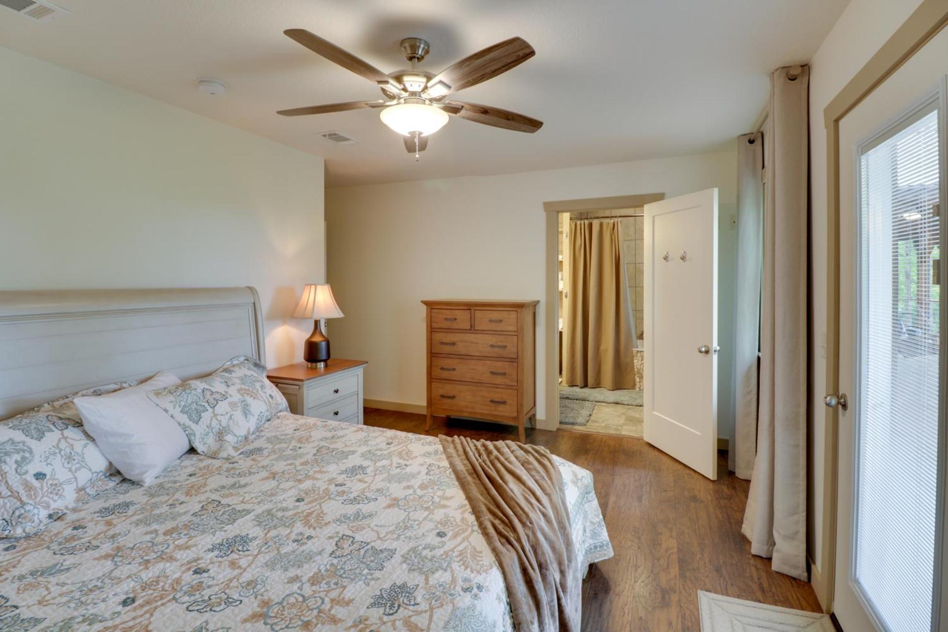 Bullfrog Bluff Mountain View Cabin with Deck!