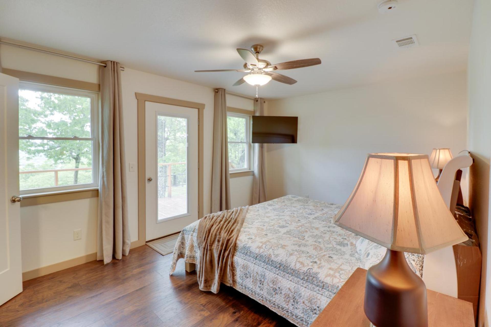 Bullfrog Bluff Mountain View Cabin with Deck!