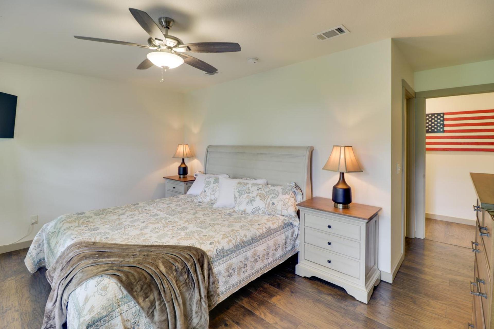 Bullfrog Bluff Mountain View Cabin with Deck!