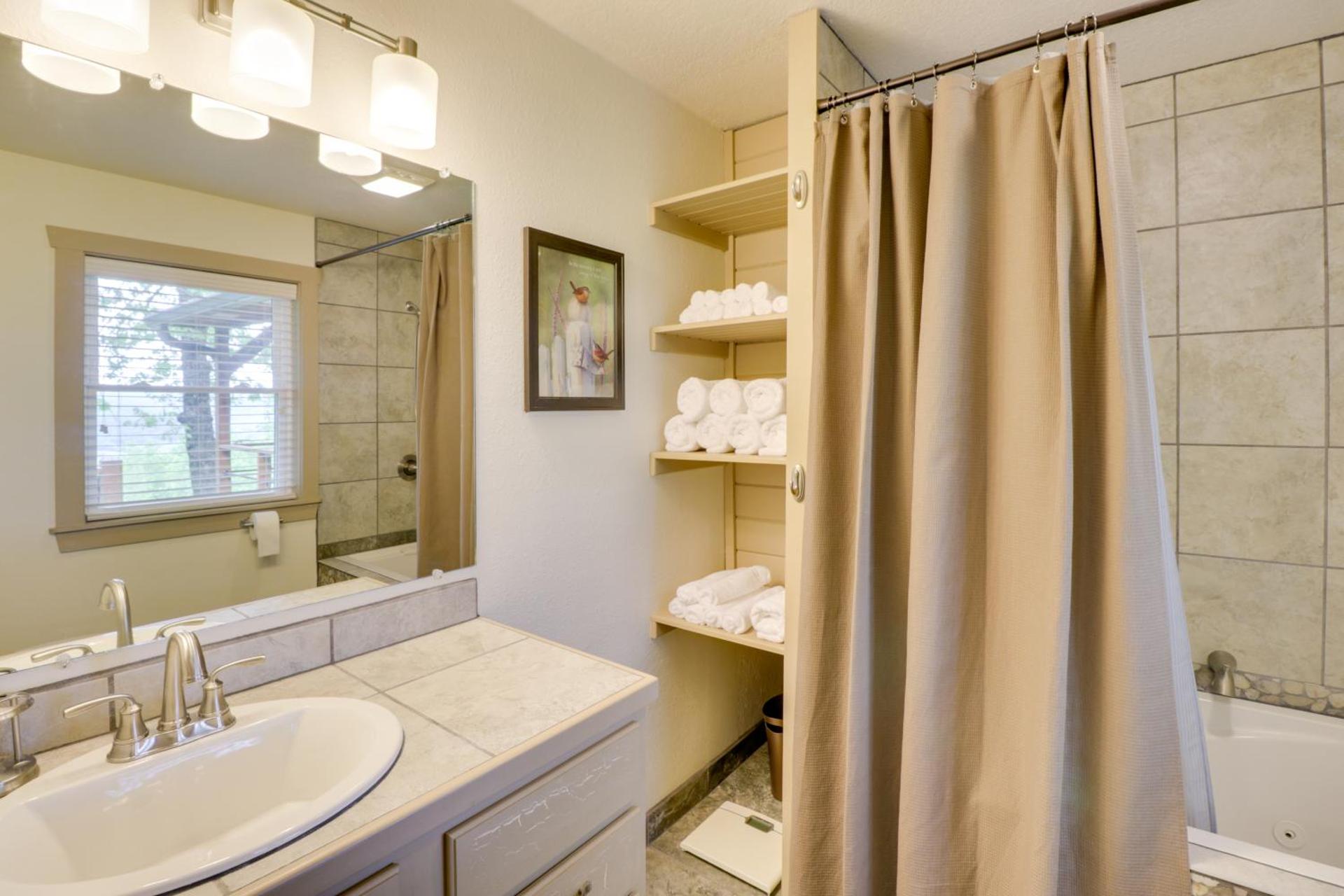 Bullfrog Bluff Mountain View Cabin with Deck!