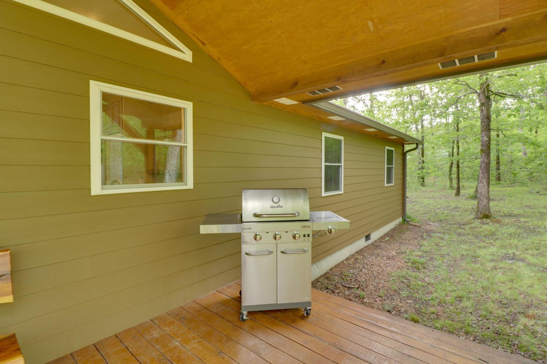 Bullfrog Bluff Mountain View Cabin with Deck!