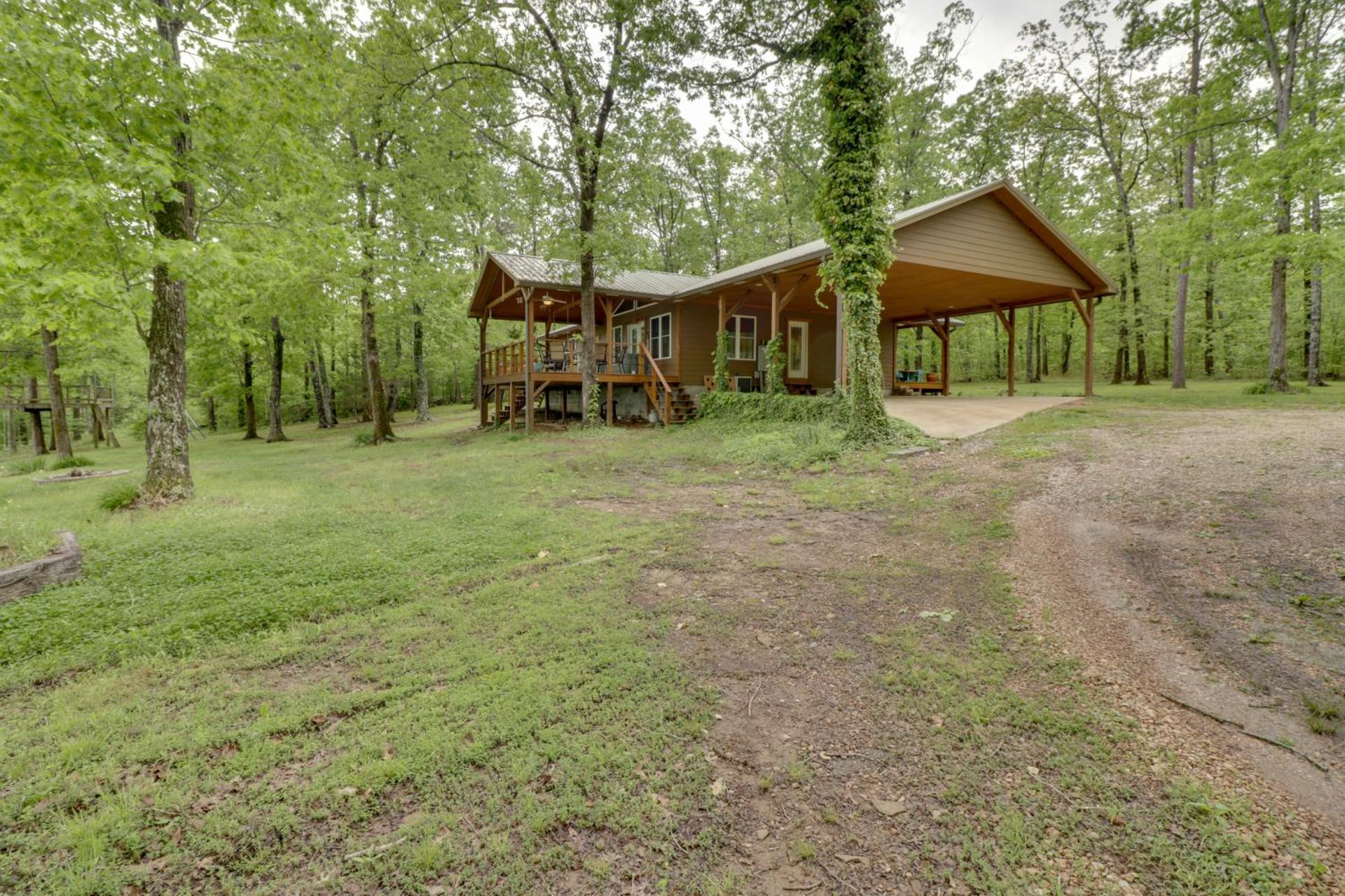 Bullfrog Bluff Mountain View Cabin with Deck!