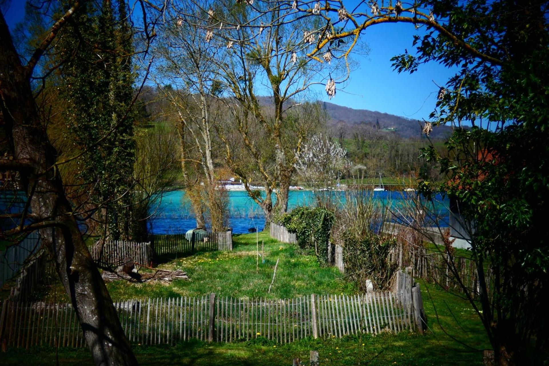 L'ESCAPADE DU LAC private beach lac de Paladru