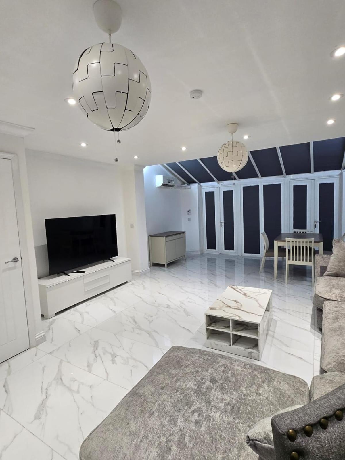 A stylish 3 bedroom house or Apartment in Greenhithe - Available for booking as individual Room or as a Whole apartment - 11mins walk to Greenhithe Train Station, 7 mins drive to Bluewater shopping mall