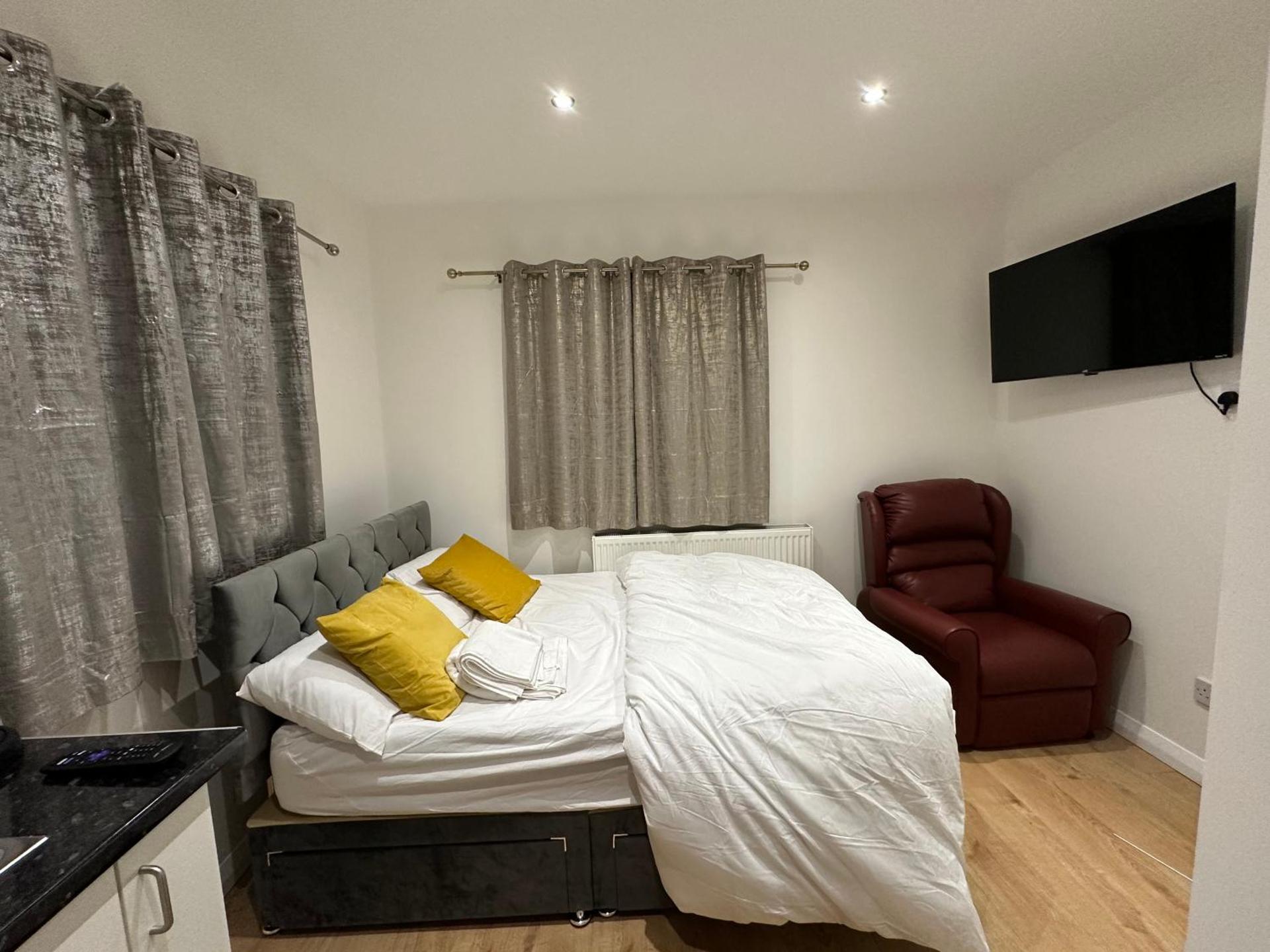 3rd Studio Flat With Private Toilet and Bathroom Setup For Family Enjoyment 134 Keedonwood Road Bromley