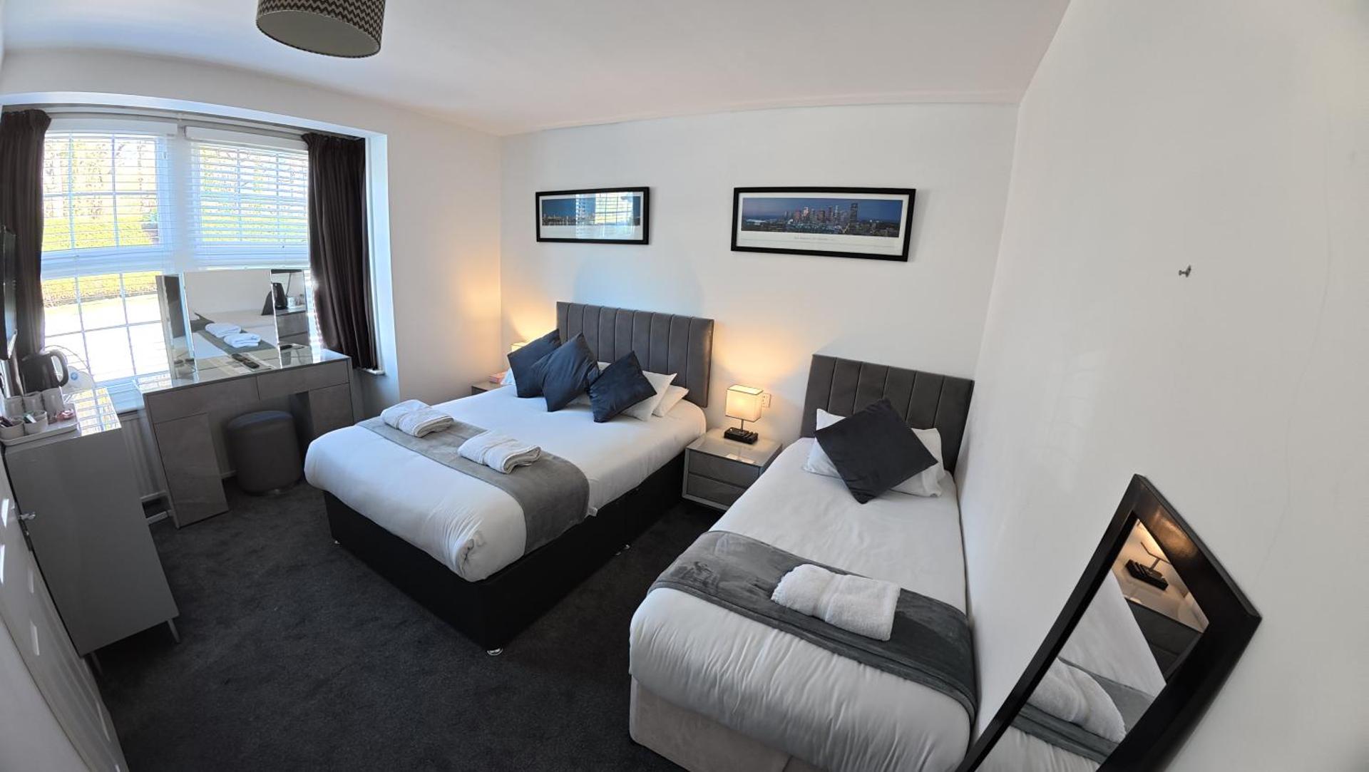 Oakhurst Gatwick Traditional English B&B & bookable Holiday parking deals GATWICK transport