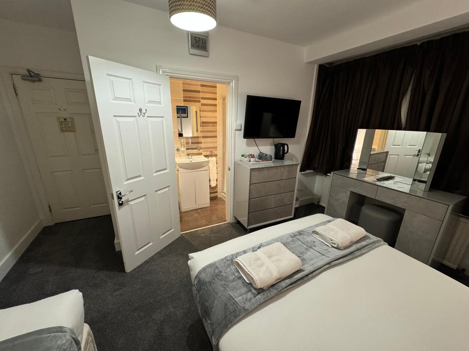 Oakhurst Gatwick Traditional English B&B & bookable Holiday parking deals GATWICK transport