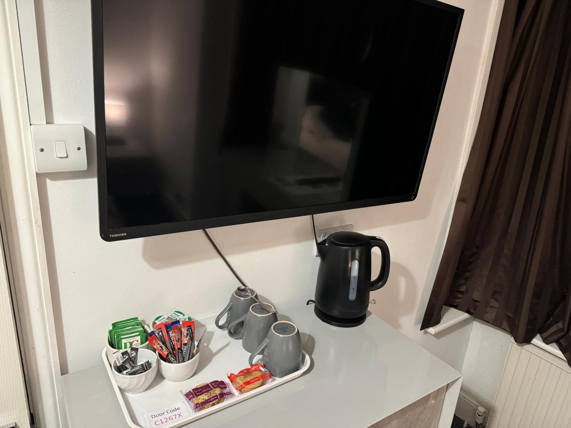 Oakhurst Gatwick Traditional English B&B & bookable Holiday parking deals GATWICK transport