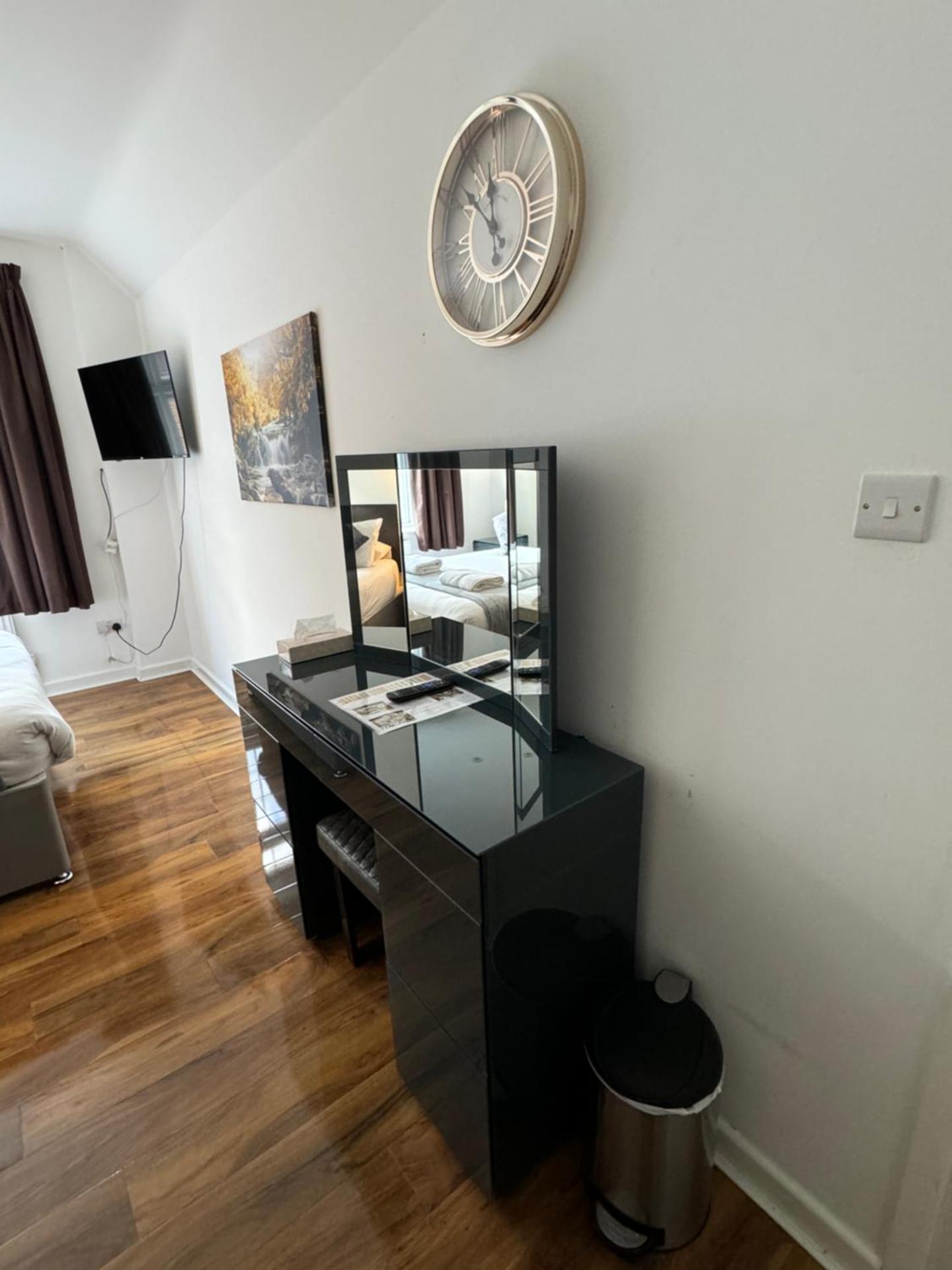 Oakhurst Gatwick Traditional English B&B & bookable Holiday parking deals GATWICK transport