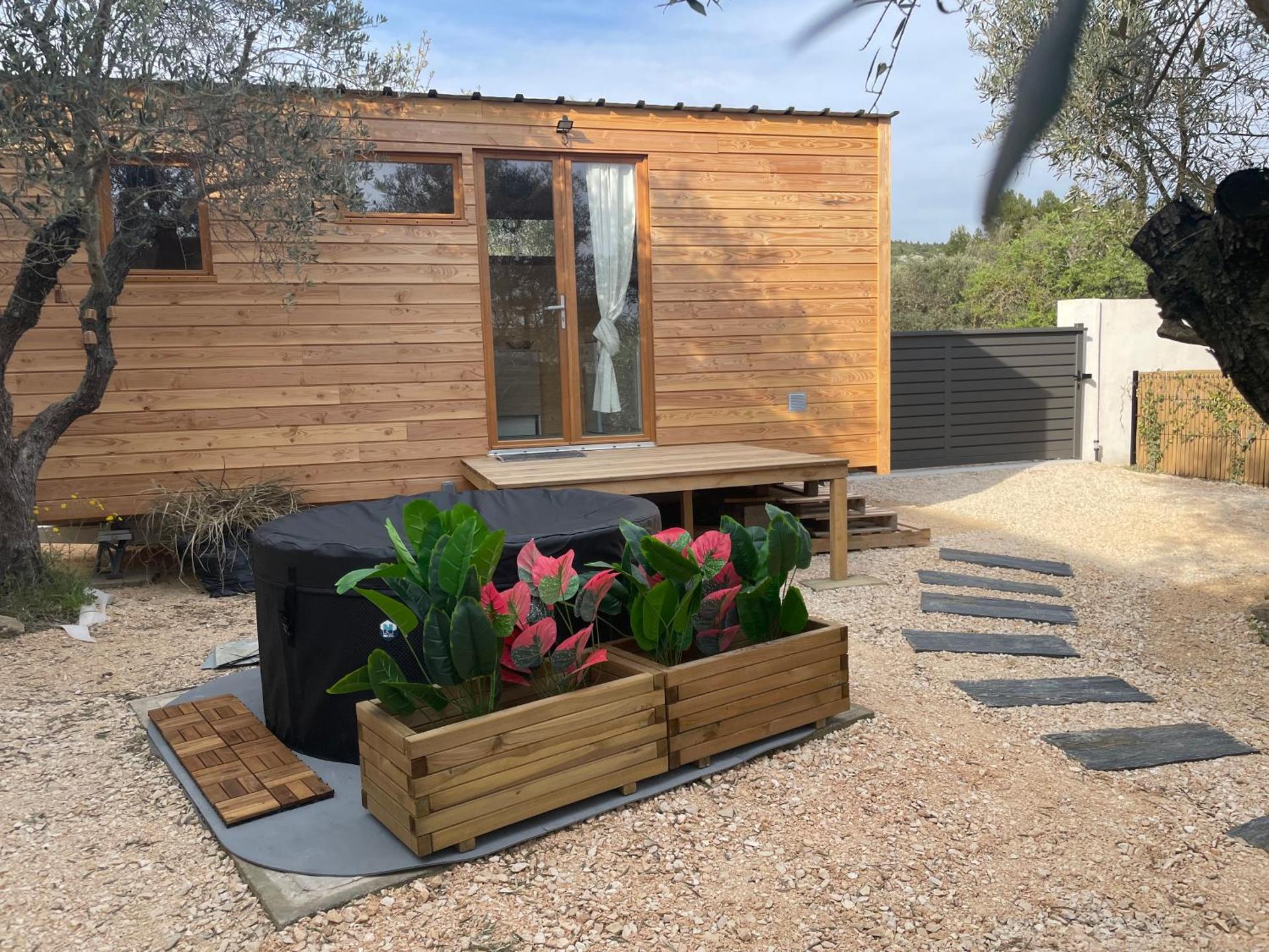 La Tiny House des Oliviers et son jacuzzi