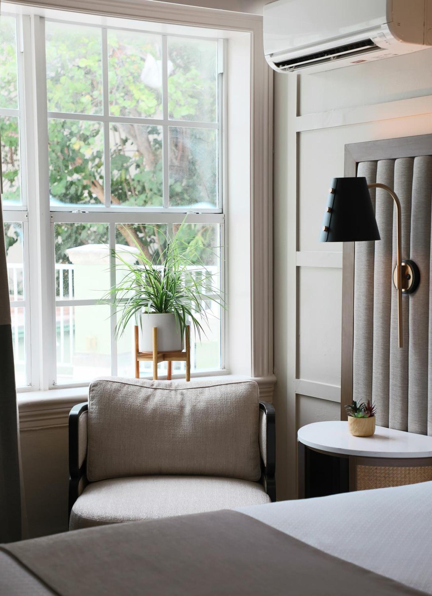 Micro Room One Queen Bed