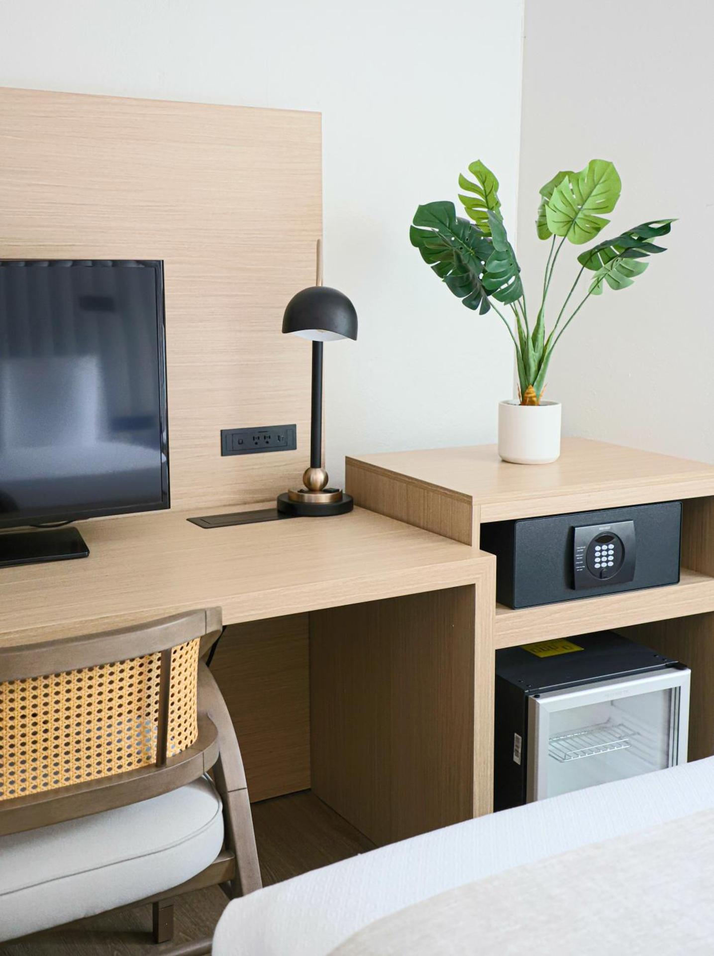 Micro Room One Queen Bed