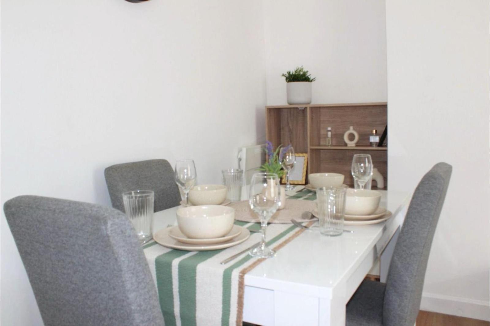 Modern 2 bed room Near Vauxhall, Bright & Well-Connected