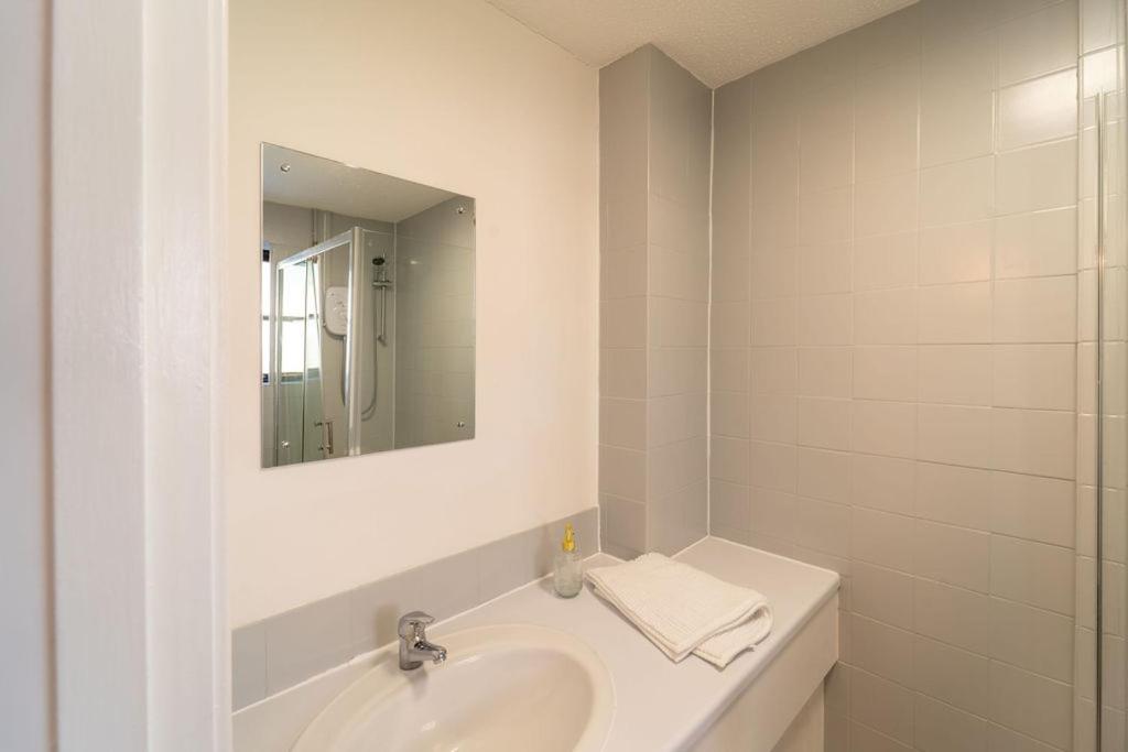 Bumble Bee Bungalow Serviced Accommodation