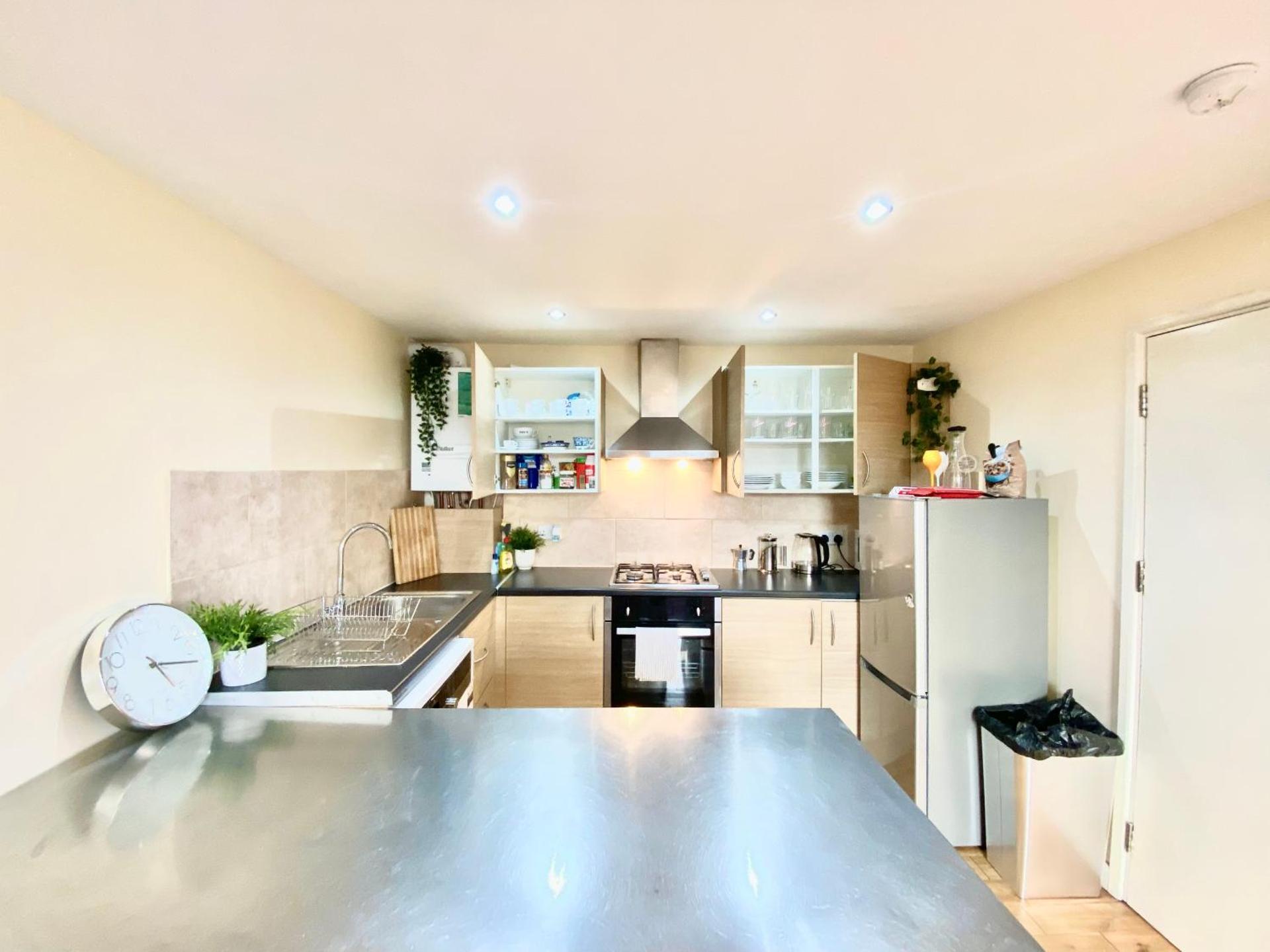 London's Central East End 2 Bedroom City Apartments