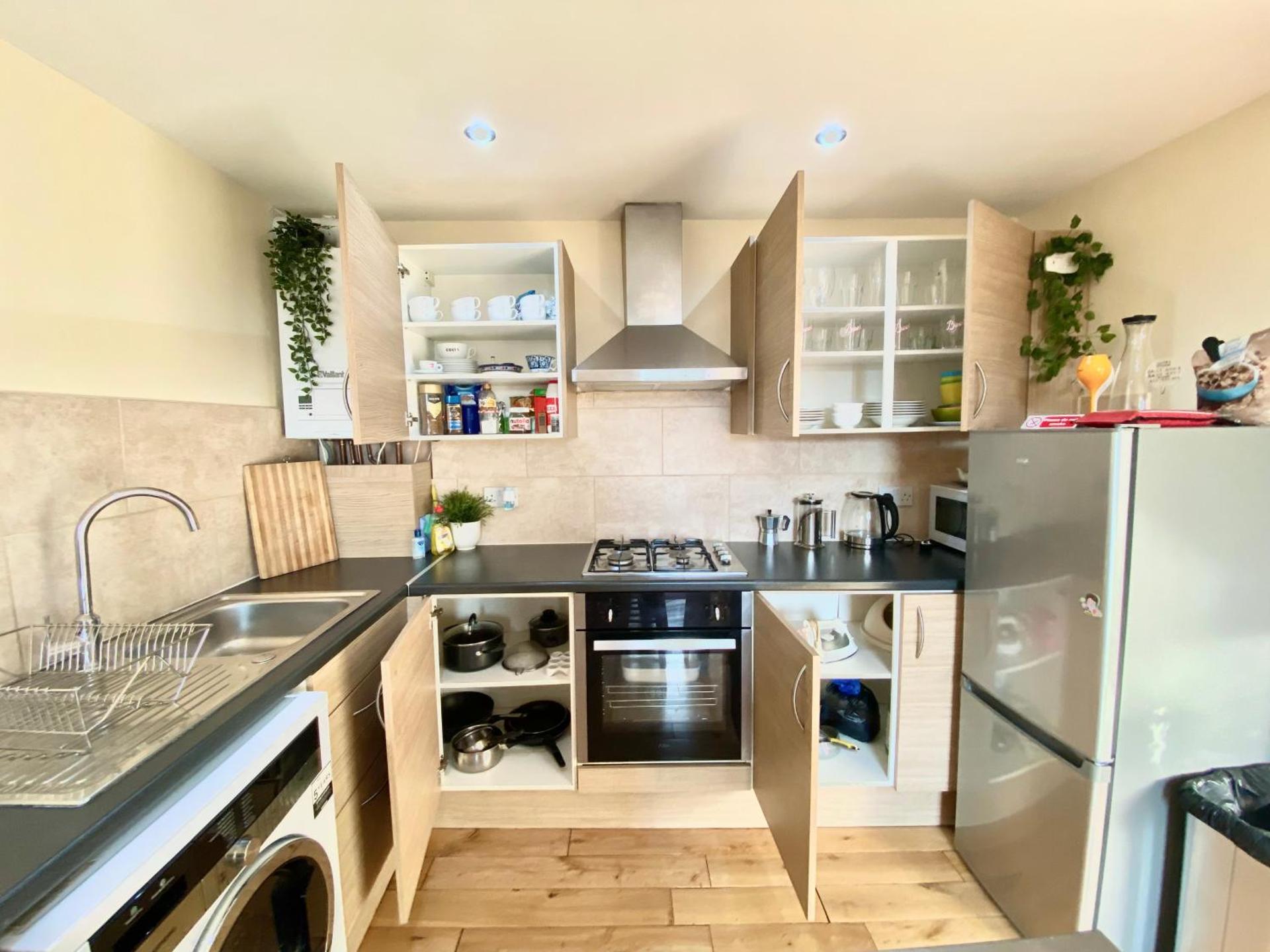 London's Central East End 2 Bedroom City Apartments