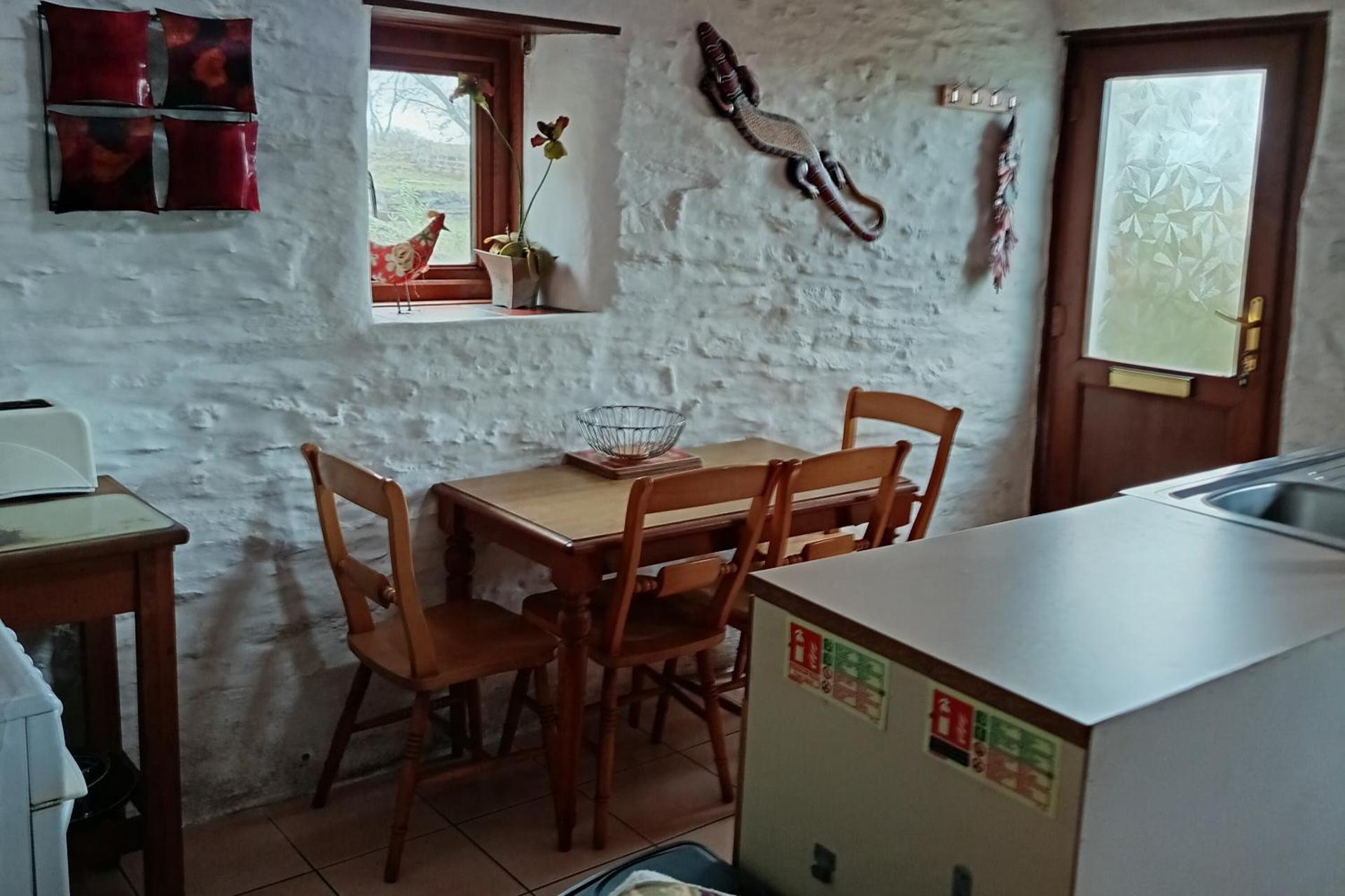 Inviting 2-Bed Cottage in Newcastle Emlyn