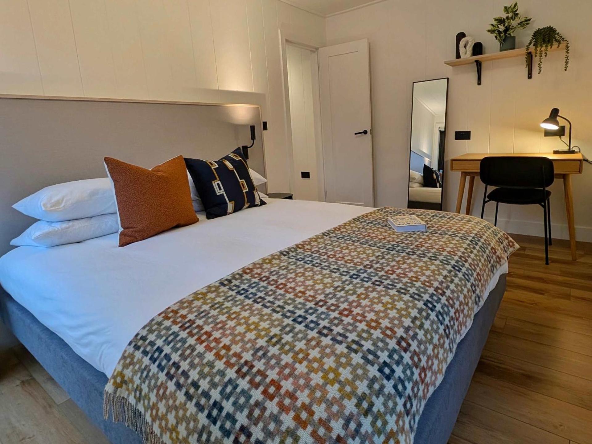 Heron - Luxurious Off-Grid Eco Cabin with River views