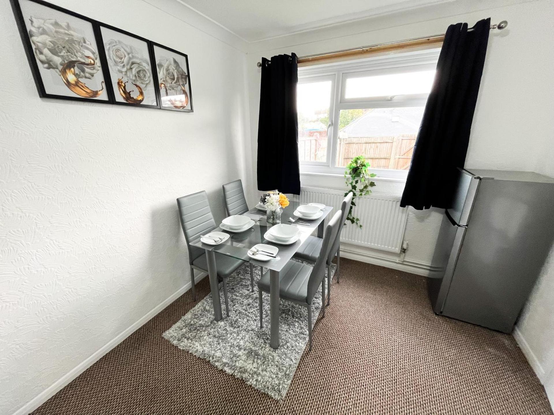 3 Bedroom House, WiFi & Free Parking