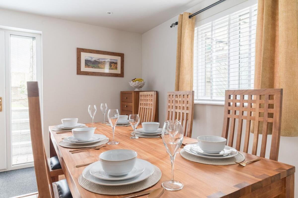 Riverside Cottage 6 guests 4 adults max hot tub