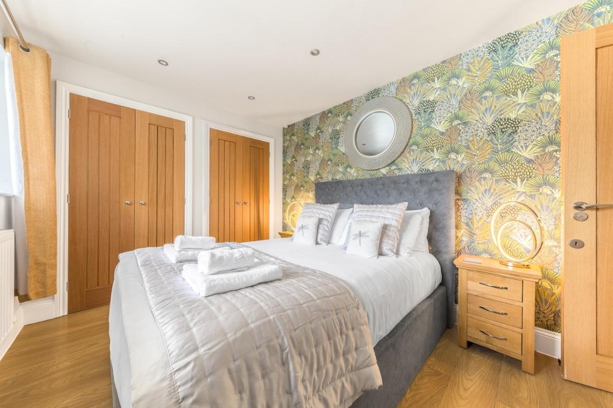 Riverside Cottage 6 guests 4 adults max hot tub