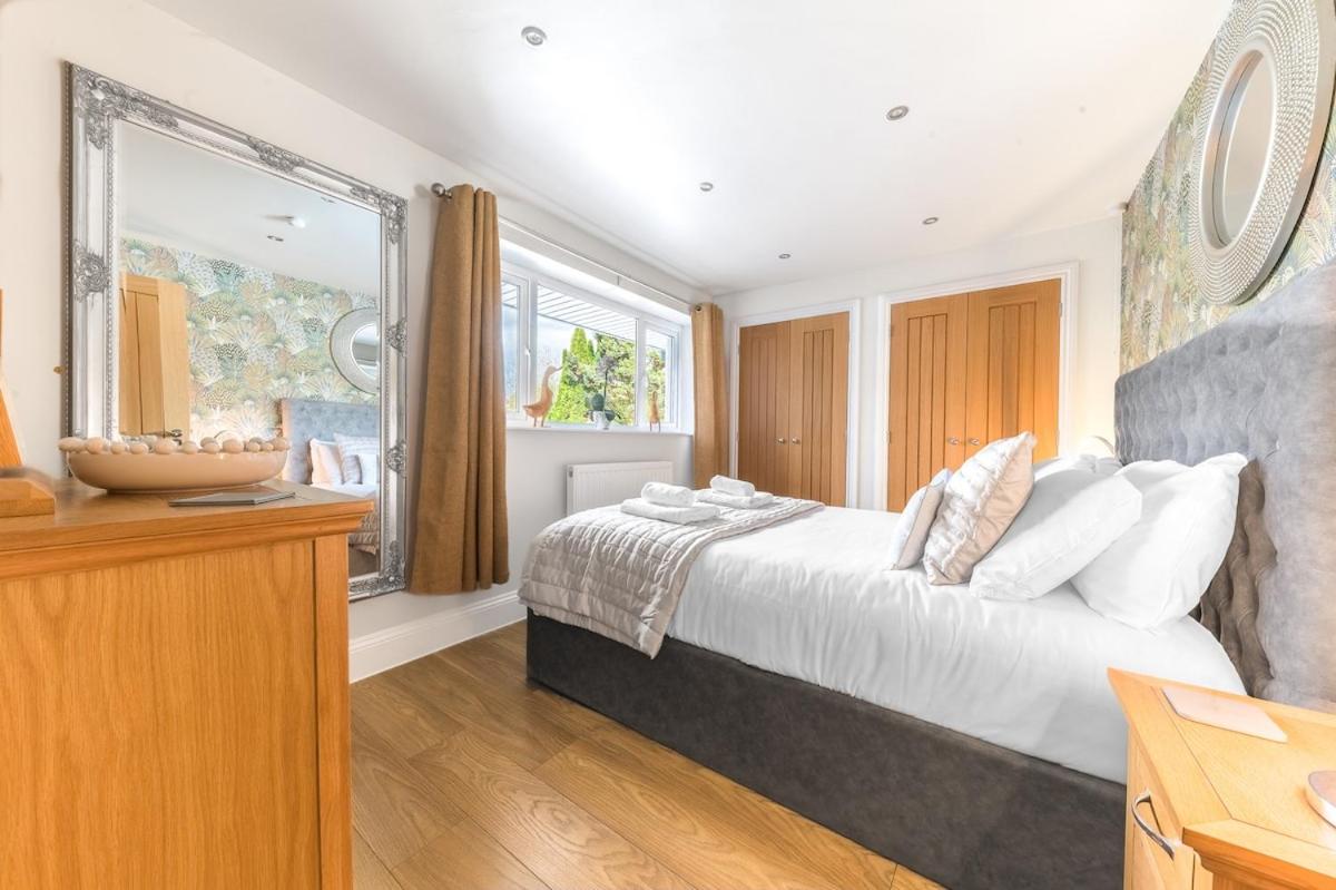 Riverside Cottage 6 guests 4 adults max hot tub