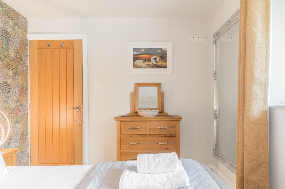 Riverside Cottage 6 guests 4 adults max hot tub