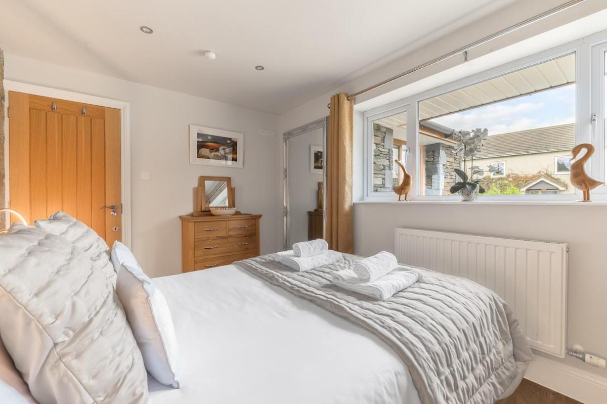 Riverside Cottage 6 guests 4 adults max hot tub