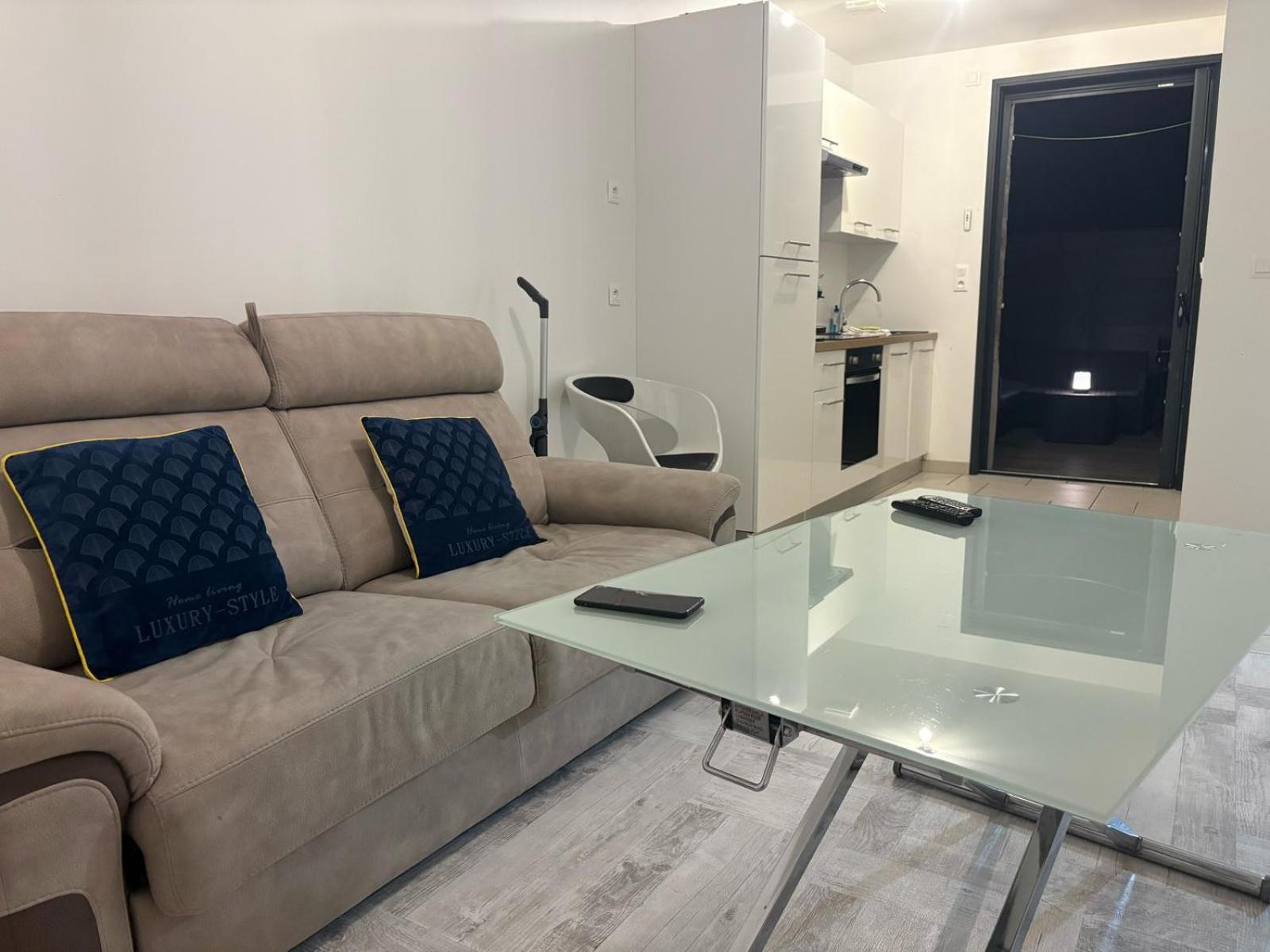 Appart'hotel61 OFFRE D'OUVERTURE Au pied de tous commerces & commodités ainsi que marché mercredi & samedi