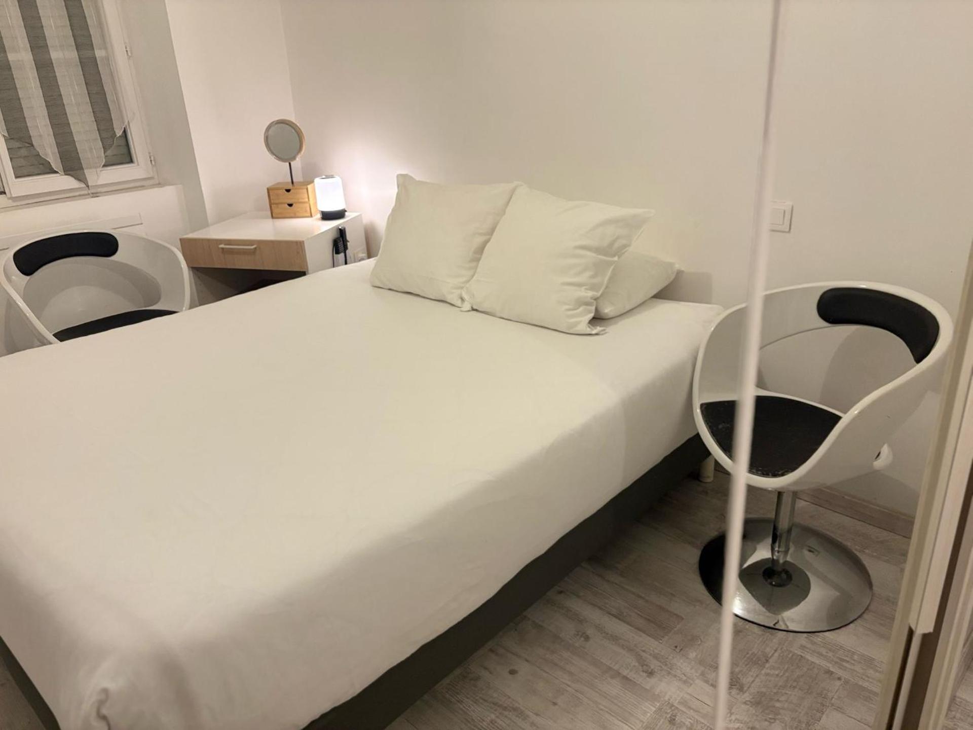 Appart'hotel61 OFFRE D'OUVERTURE Au pied de tous commerces & commodités ainsi que marché mercredi & samedi