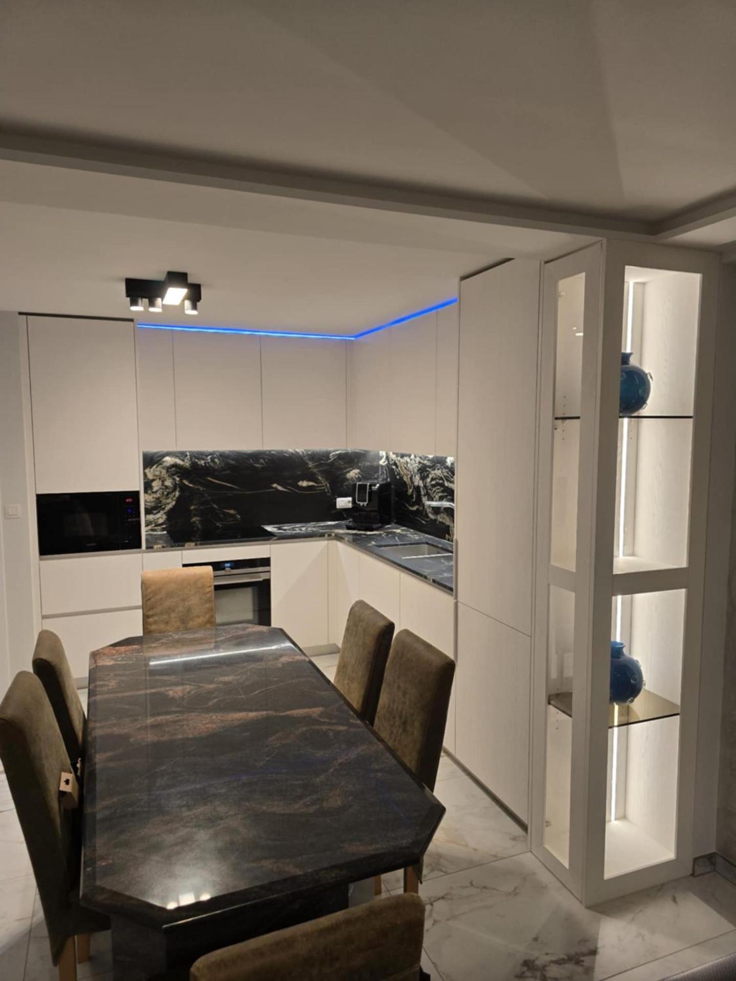 Zeezicht, volledig gerenoveerd luxe appartement