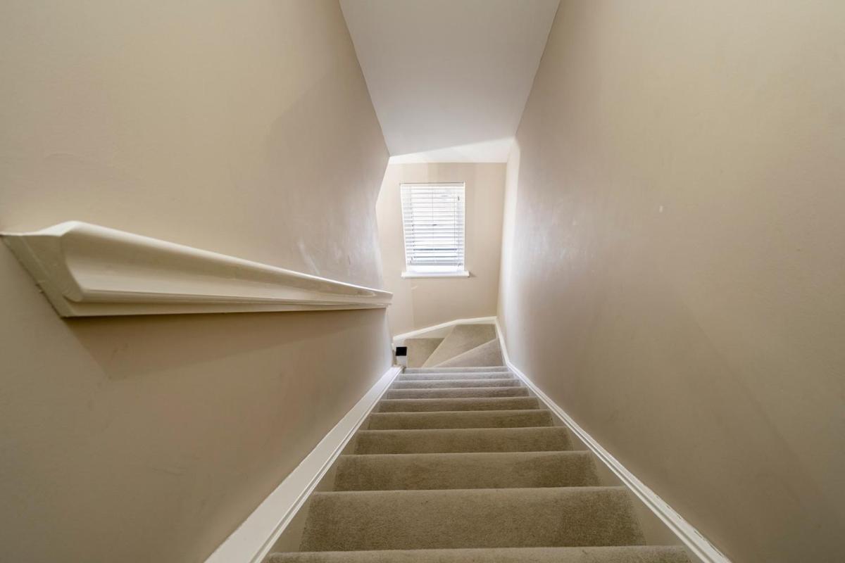 Superb 3 Bed Home Away from Home in Glasgow, just off M8 with free parking