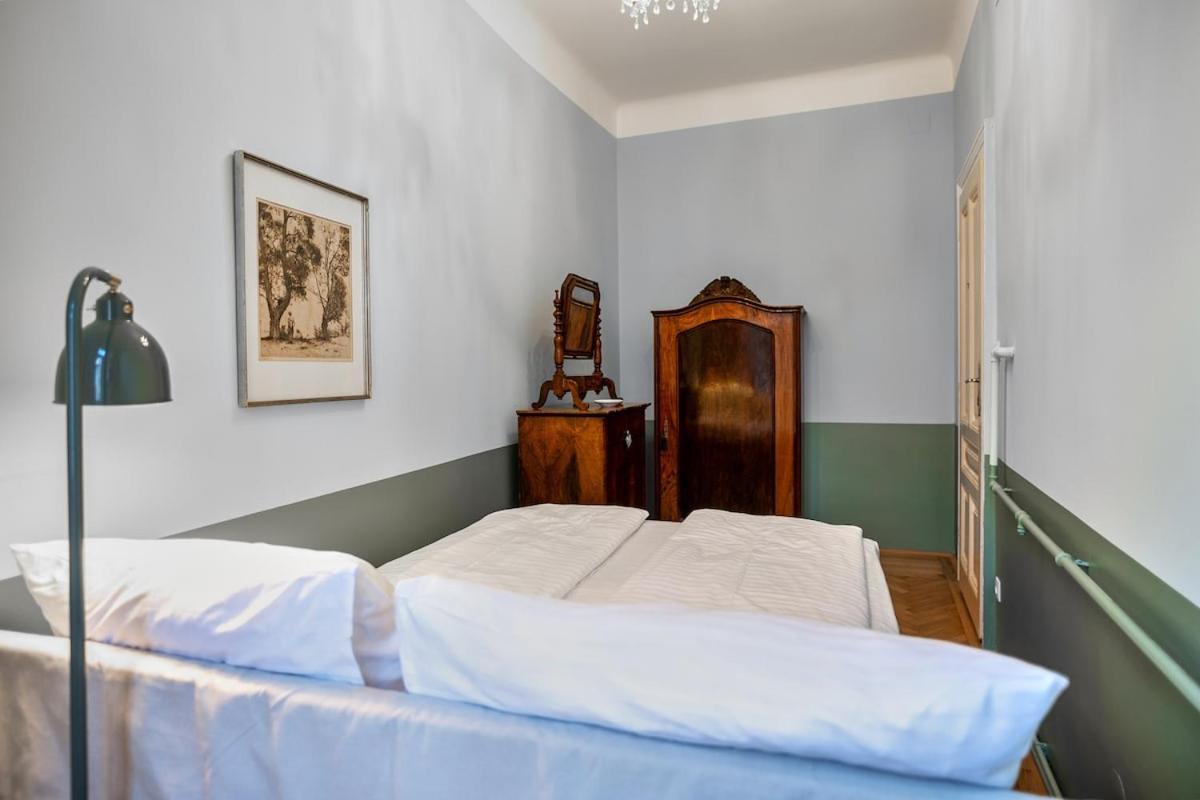 Feel at Home I Bright Windows I Penzing Trainstation