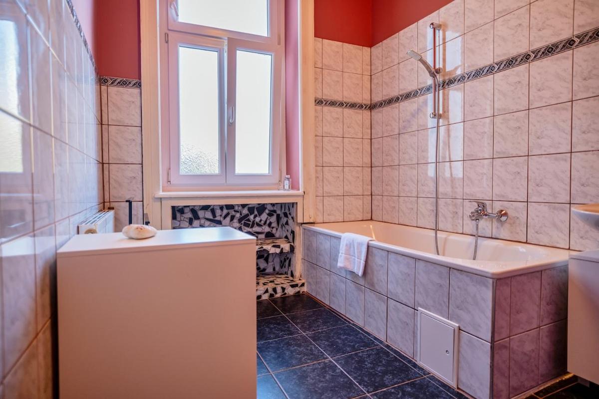 Feel at Home I Bright Windows I Penzing Trainstation