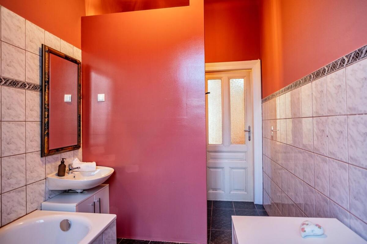 Feel at Home I Bright Windows I Penzing Trainstation