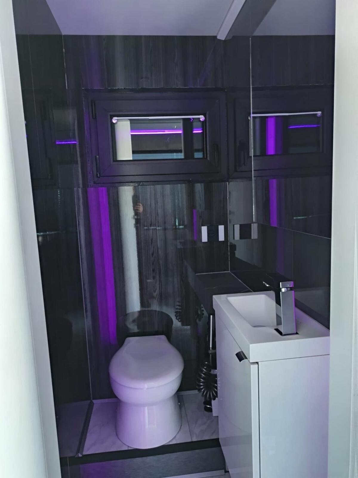 NEON Bigigio House Boat