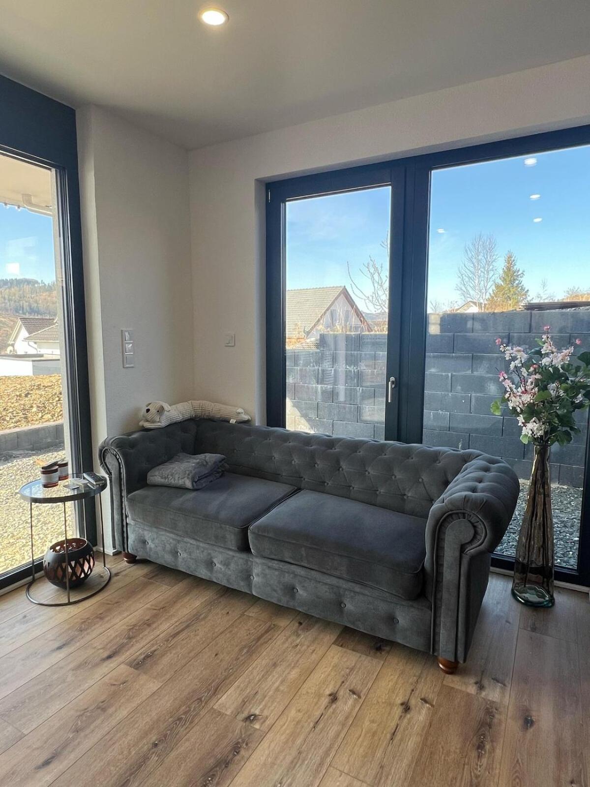 Moderne Neubau Wohnung mit Terasse