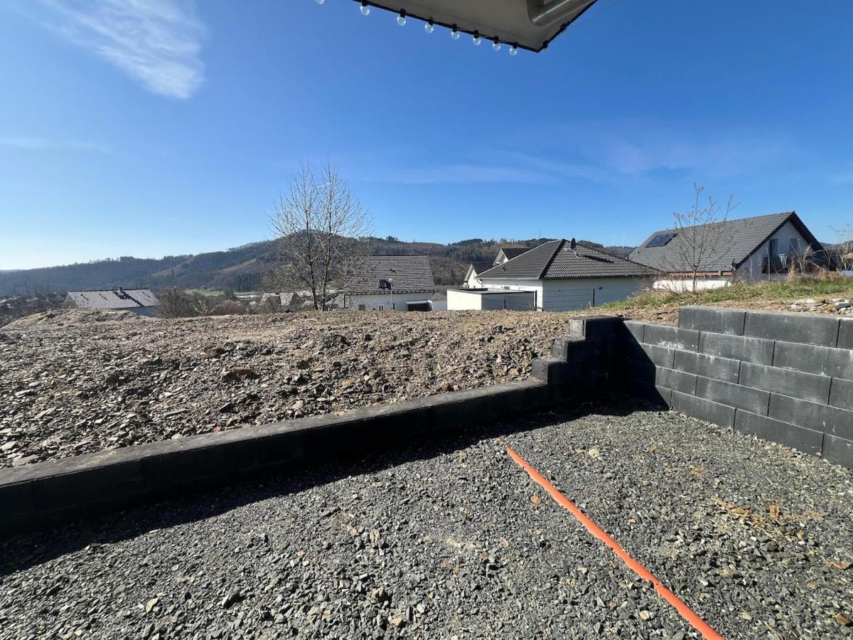 Moderne Neubau Wohnung mit Terasse