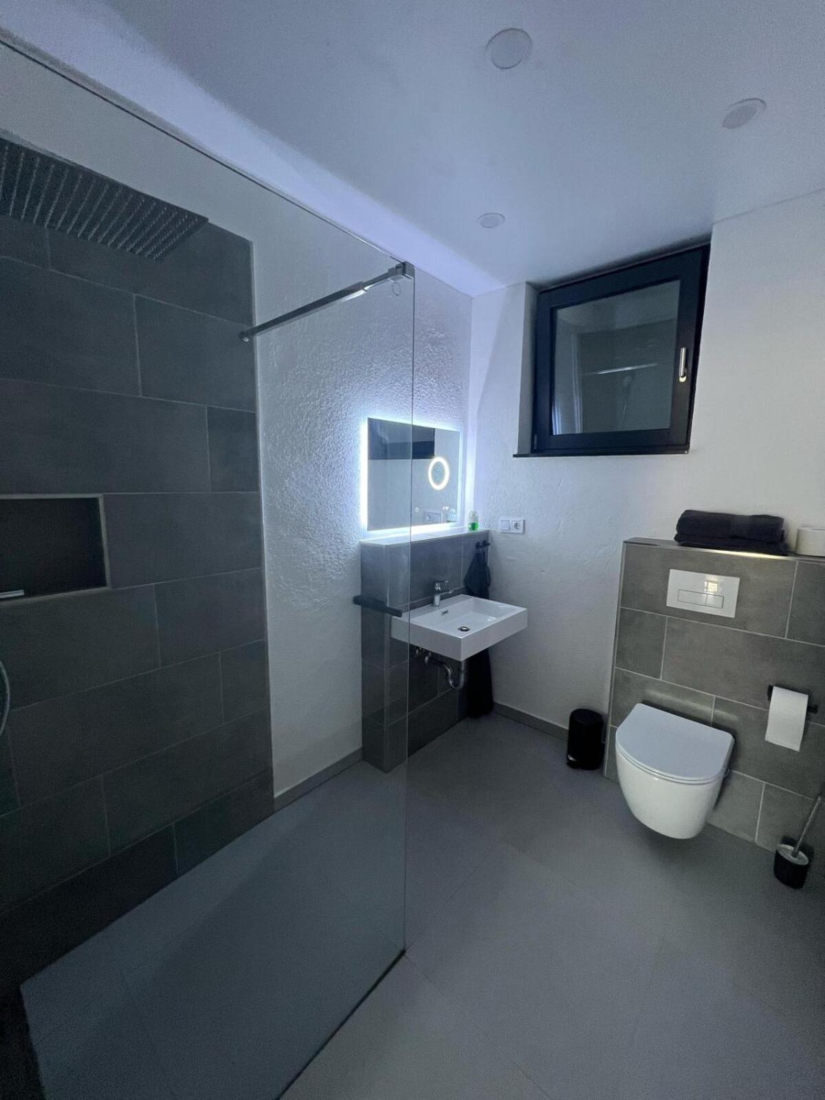 Moderne Neubau Wohnung mit Terasse