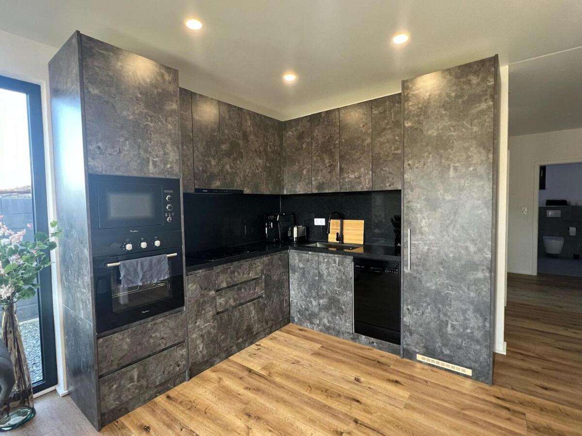 Moderne Neubau Wohnung mit Terasse