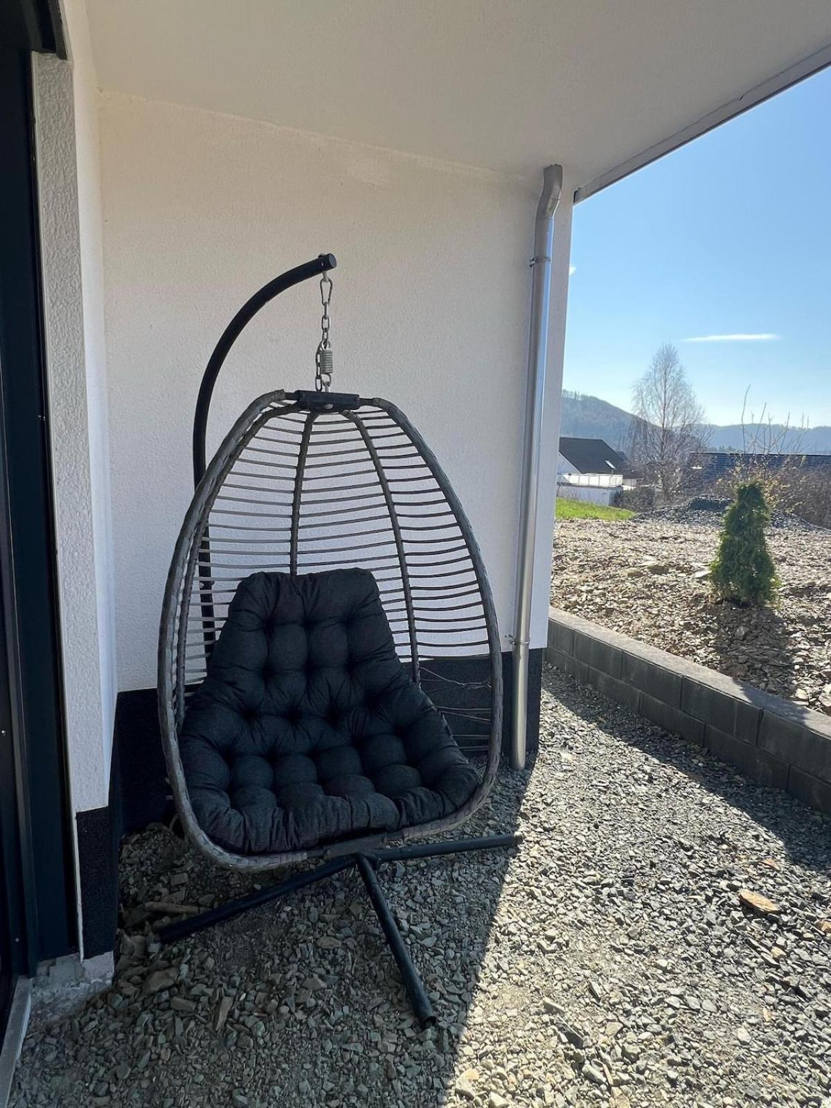 Moderne Neubau Wohnung mit Terasse