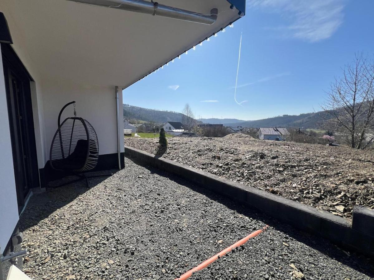 Moderne Neubau Wohnung mit Terasse