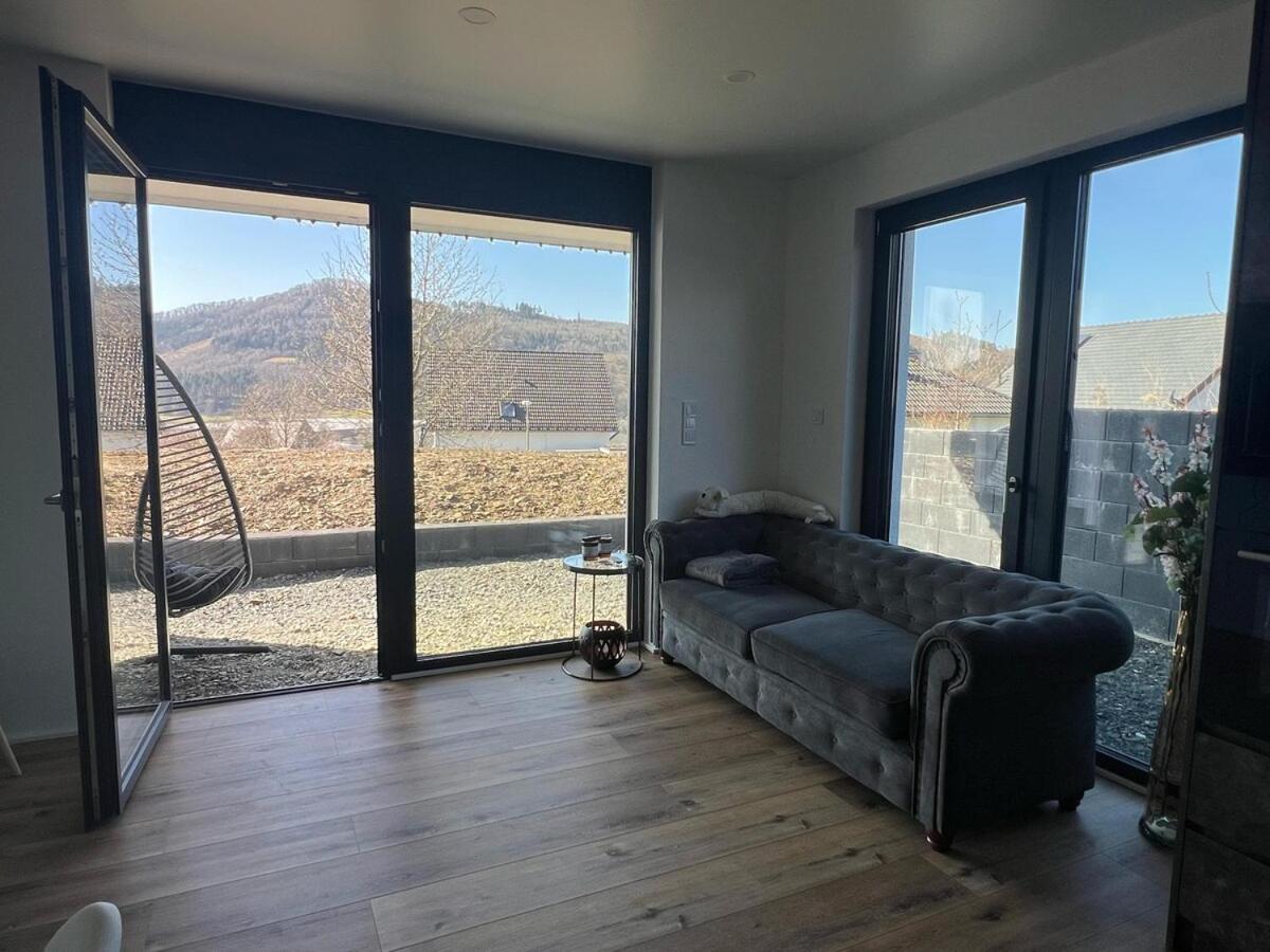 Moderne Neubau Wohnung mit Terasse