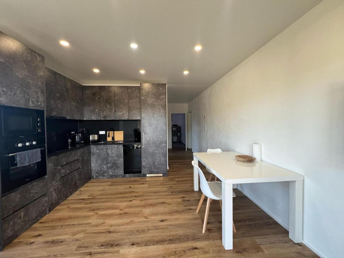 Moderne Neubau Wohnung mit Terasse