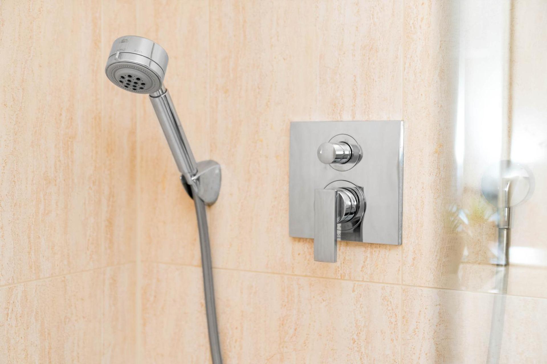 Spacious 2 Bed Apartment and Free Parking