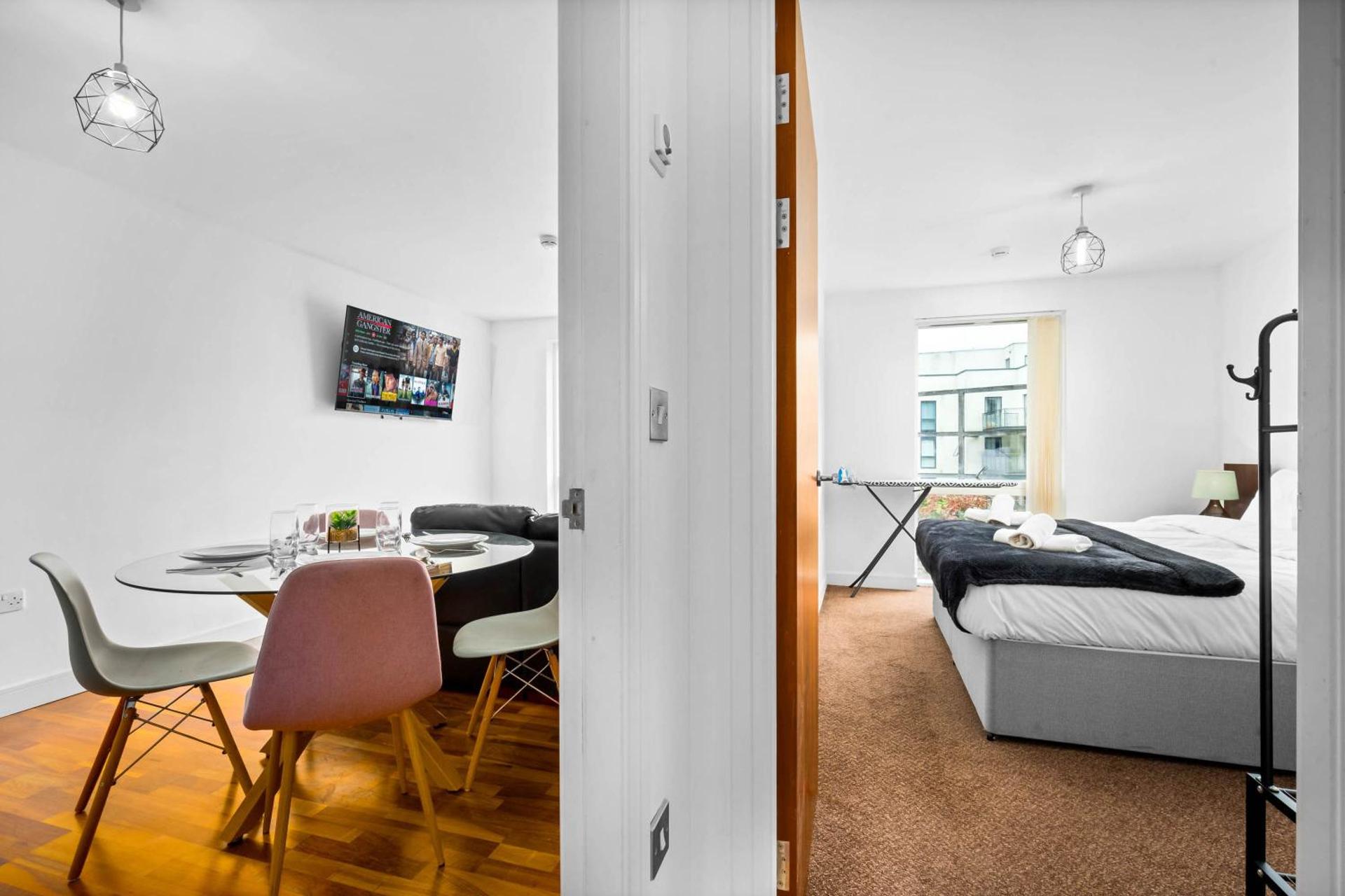 Spacious 2 Bed Apartment and Free Parking