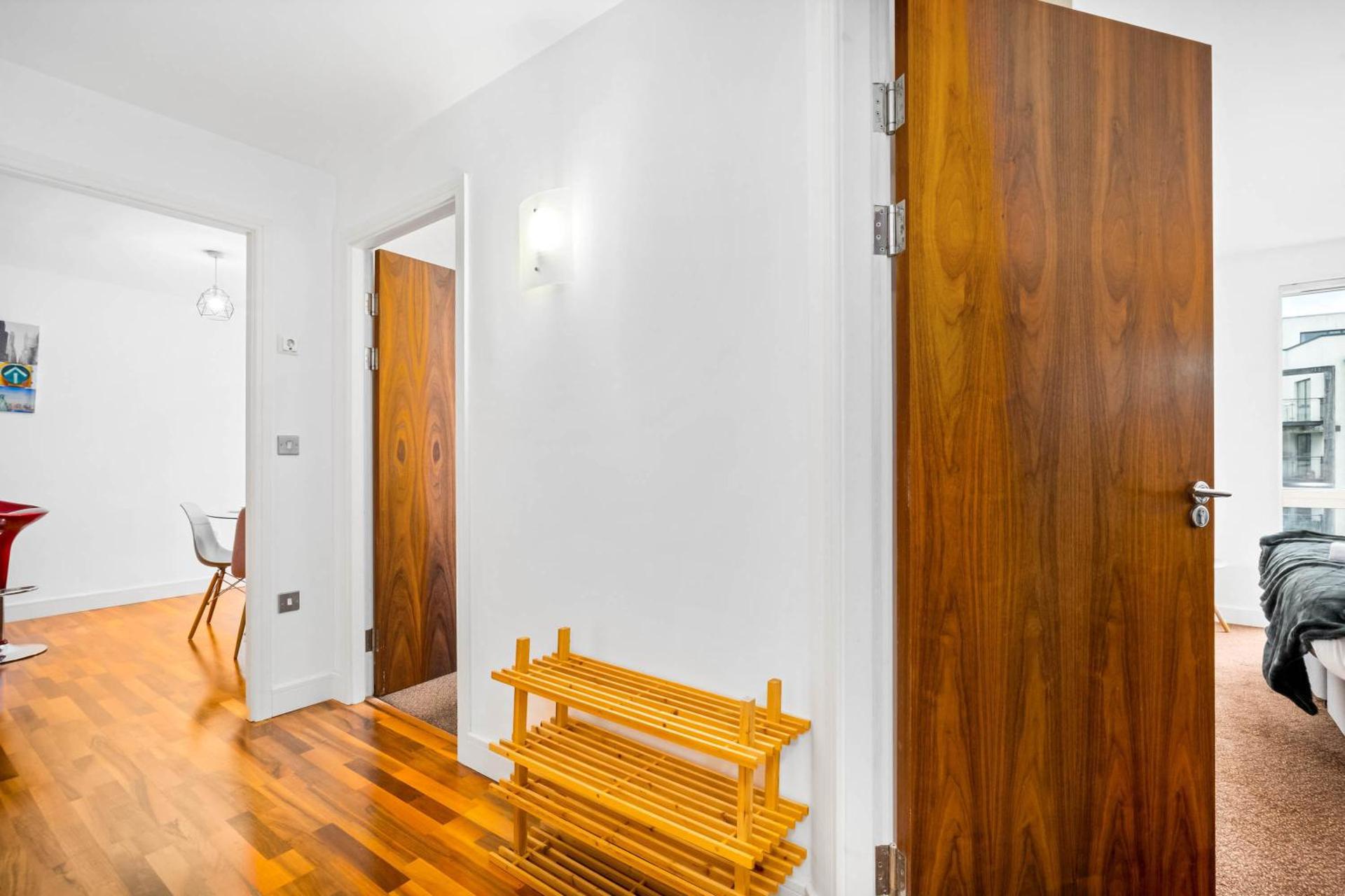 Spacious 2 Bed Apartment and Free Parking