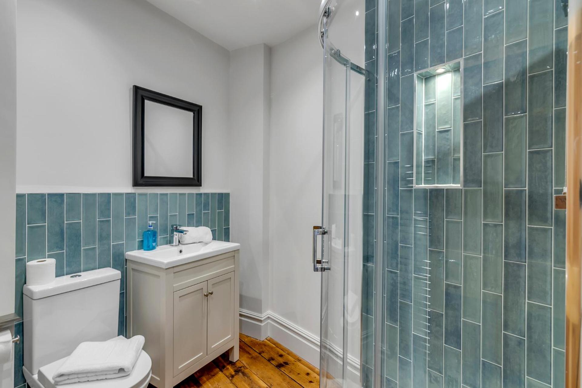 Modern 2 Bed Cromer Apartment, Sea Views, Wi-Fi, 2 Min to Beach